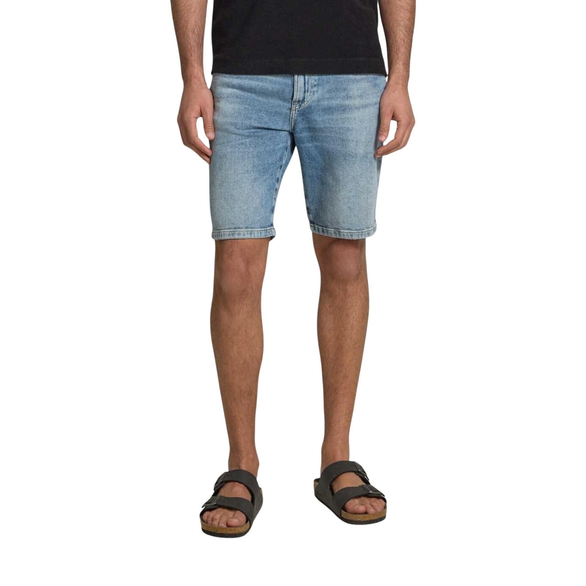 Bermuda denim Boss Re.Maine; 99% cotone, orlo risvoltato, vestibilità regolare. Stile casual premium per l'estate. Vista frontale