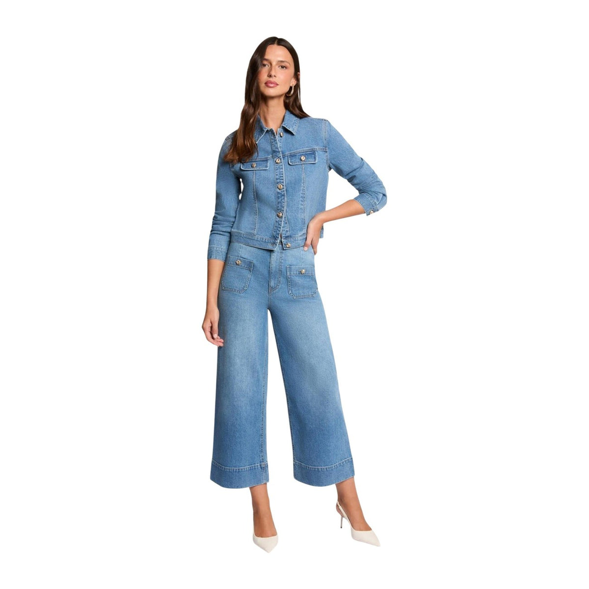 Morgan De Toi PODIA2 Bootcut Jeans; denim sostenibile (20% cotone riciclato), gamba svasata, tasche con bottoni decorativi. Il jeans perfetto per slanciare la figura. Vista frontale figura intera