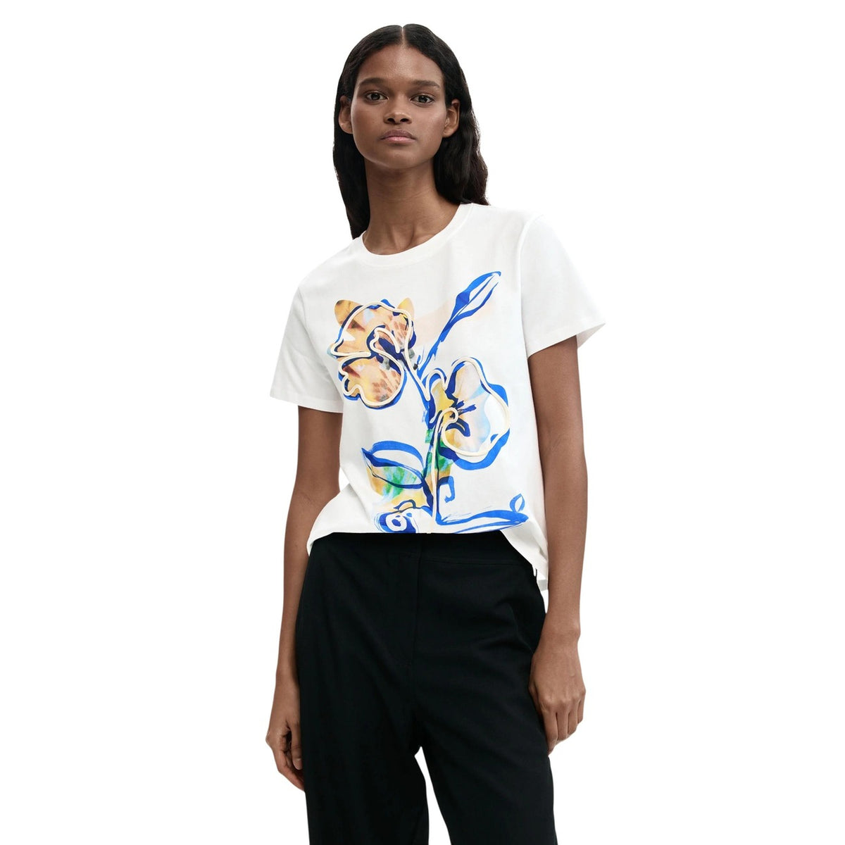 T-shirt Desigual Fiori SS26; 100% cotone, stampa digitale, vestibilità regolare, collo tondo. Il basico floreale fresco e contemporaneo Colore bianco