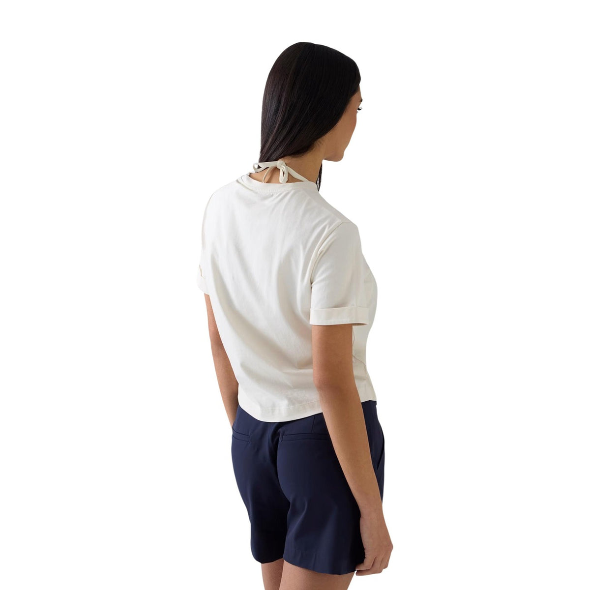 -shirt Guess donna bianca modello W6GI03 K2657. Maglietta a maniche corte girocollo in cotone stretch bianco con logo Guess ricamato sul petto e bottoni metallici stile marinaro sulla spalla, t-shirt estiva casual chic.