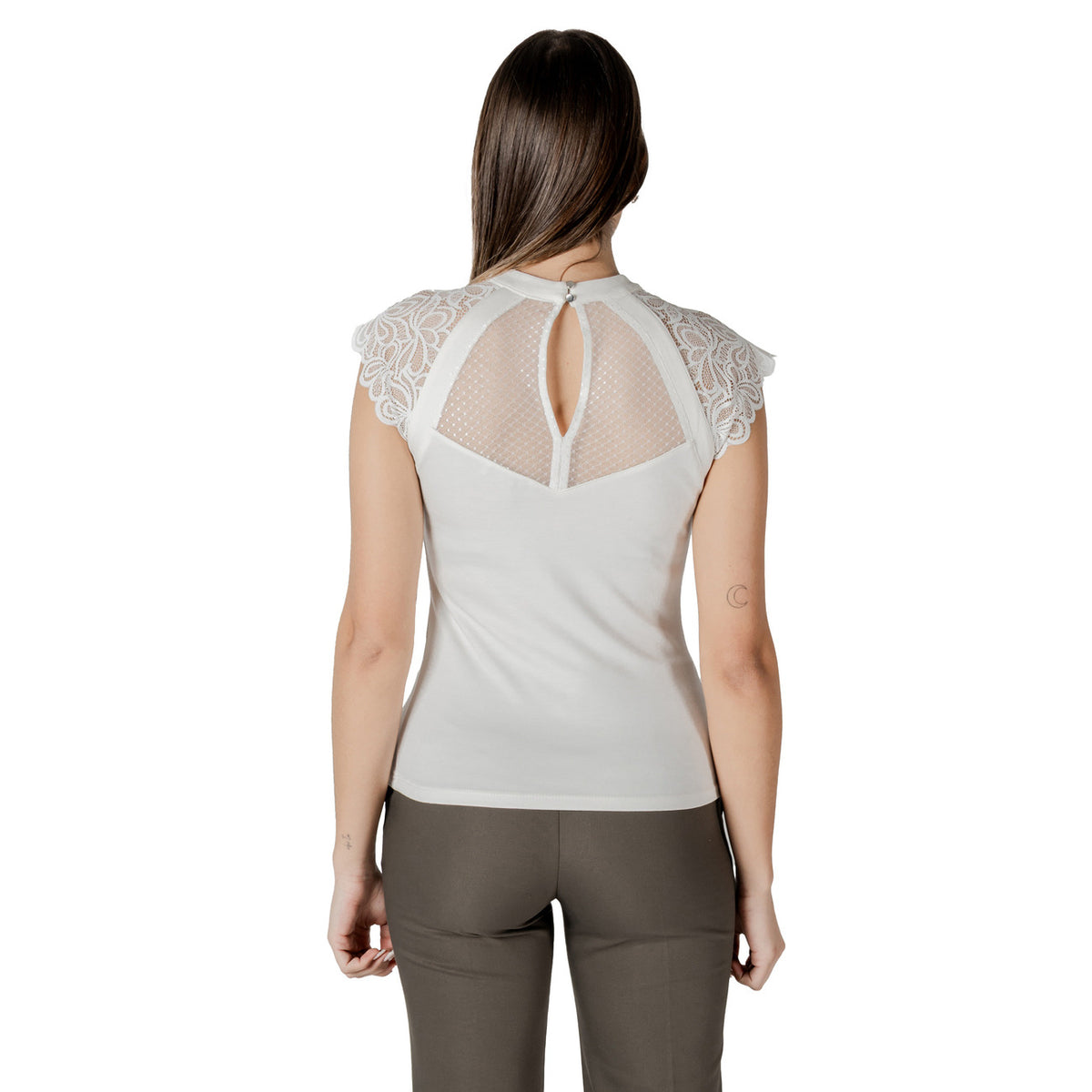 Morgan De Toi T-shirt DEMANE; maglia bianca elasticizzata con dettagli preziosi in pizzo. Un capo versatile dal tocco romantico e vestibilità perfetta. Vista posteriore