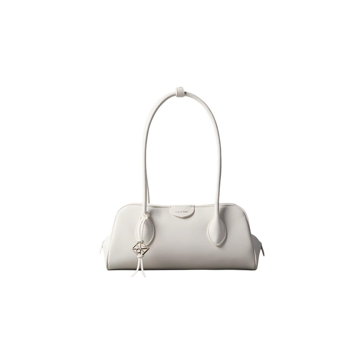 Calvin Klein Small Tote Bag; ecopelle morbida, scomparto centrale con zip, tasche magnetiche, ciondolo removibile. L'accessorio essenziale e organizzato per uno stile di vita contemporaneo. Colore bianco vista frontale