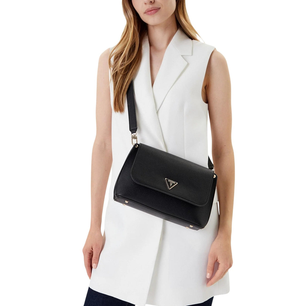 Borsa Guess donna nera a tracolla con logo chiusura con cerniera 100% poliuretano - vista frontale indossata da modello