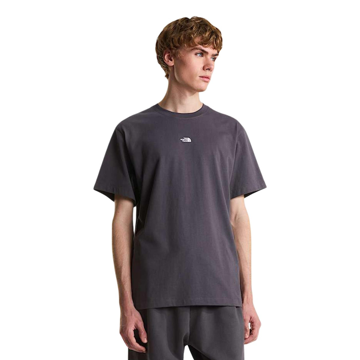 T-shirt The North Face Essential Relax; 100% cotone jersey, 180g. Vestibilità relaxed, spalle scese, stampa a base d'acqua. T-shirt ampia, fresca e resistente, perfetta per il tempo libero. Colore grigio vista frontale