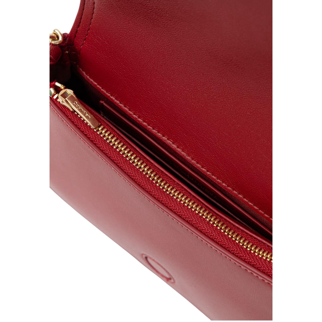 Pochette Calvin Klein rossa con catena CK Curved On Chain LV04F1153G. Mini bag da sera rossa da donna con logo monogramma CK dorato, tracolla a catena oro e chiusura zip, borsa elegante e sostenibile 4 stagioni.