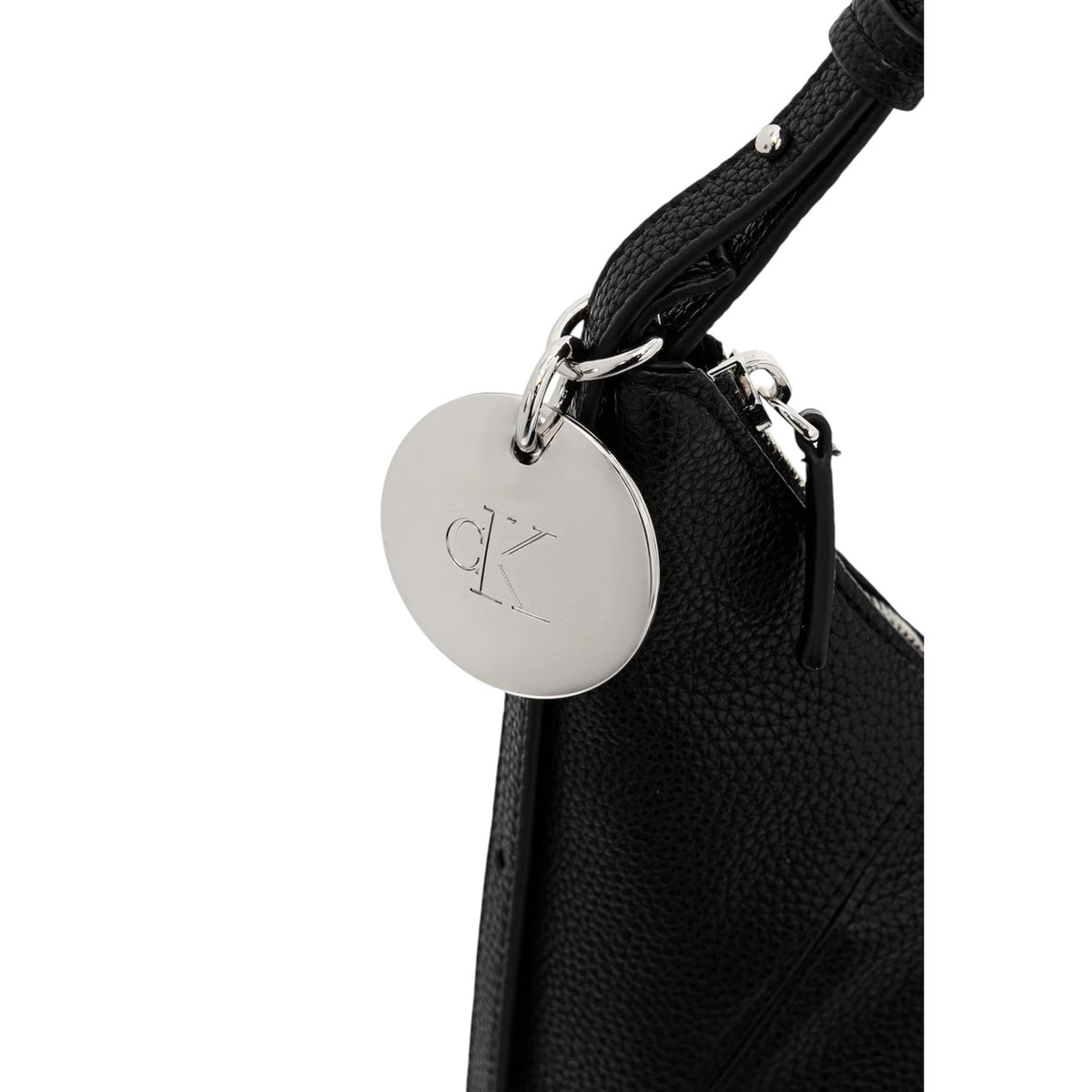 Borsa a Spalla Donna Calvin Klein Engraved; Nero. 100% Poliuretano effetto martellato, chiusura zippata, manico regolabile e finiture metalliche logate. Misure capienti (33x33 cm), stile minimalista 4 stagioni. Dettaglio ciondolo logo