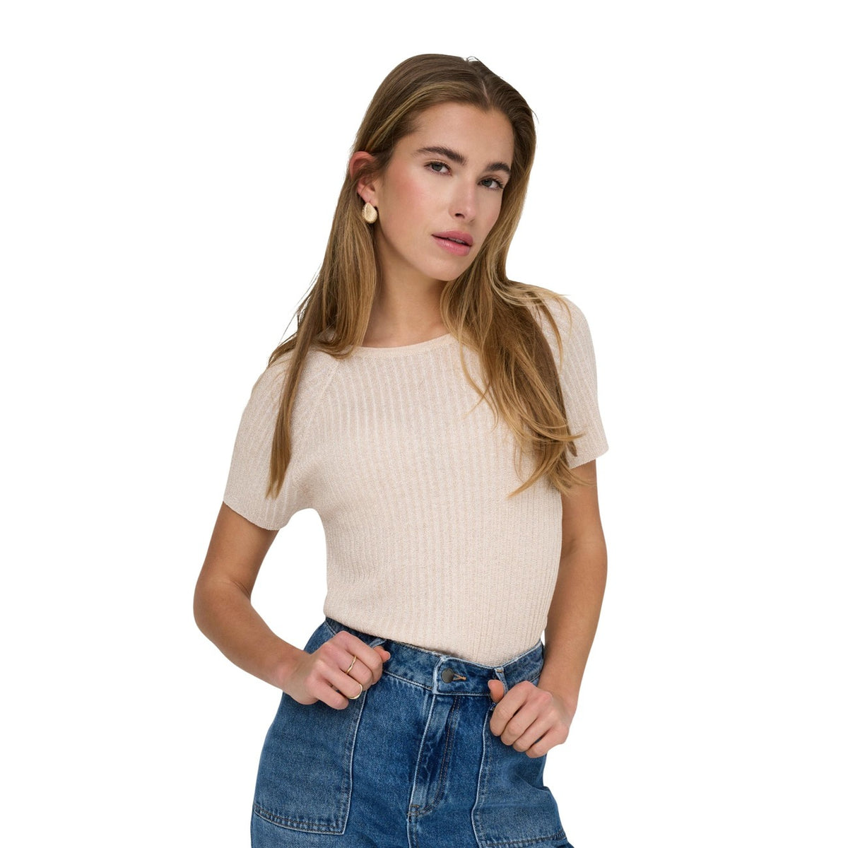 Maglia JDY Jdybodilla; 74% viscosa, 26% fibre sintetiche, effetto glitter. Lavorazione a costine, maniche corte, girocollo. Pullover leggero, morbido e luminoso, stile casual-chic. Colore beige. Vista frontale