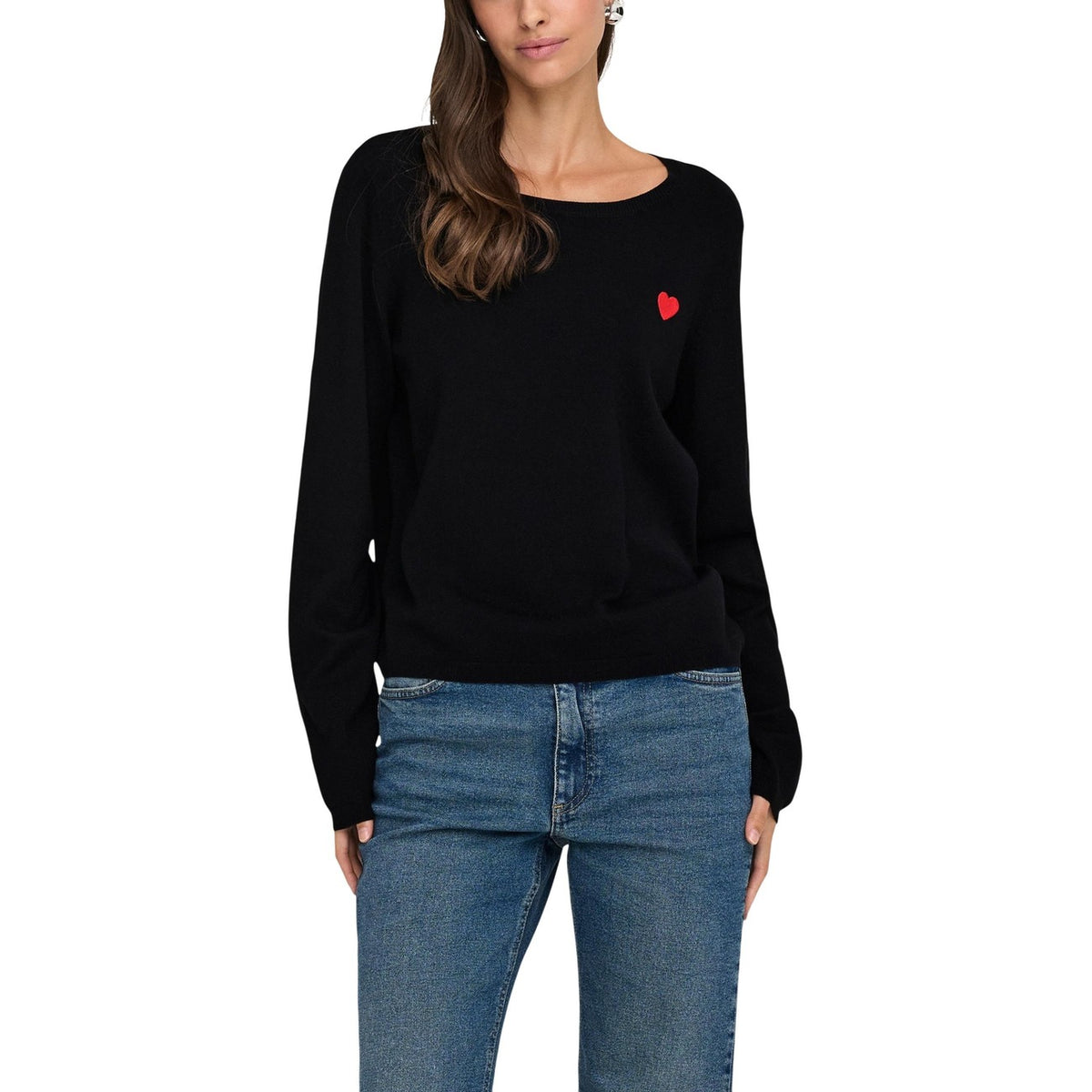 Maglia Jacqueline De Yong JDYKATE L/S O-NECK EMB. PULLOVER KNT donna nera con ricamo cuore manica lunga scollo tondo 70% viscosa 30% nylon - vista frontale indossata da modello