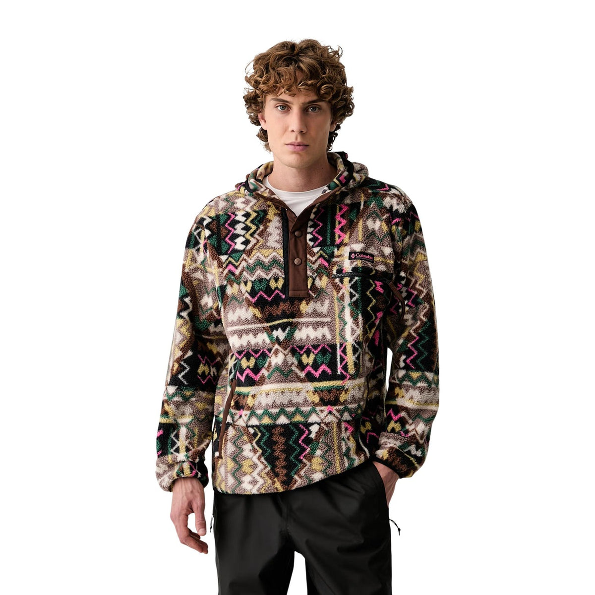 Pile Columbia uomo Helvetia Black Geomix. Giacca pullover in pile Sherpa a pelo lungo con cerniera mezza lunghezza, motivo geometrico nero e grigio, tasca pettorale con zip, abbigliamento outdoor e streetwear