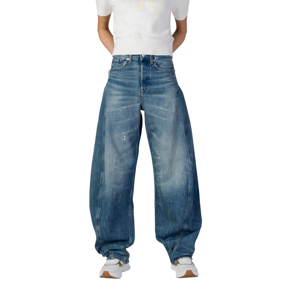 Tommy Jeans Wide Barrel Donna; fit baggy, vita media, colore blu. 100% cotone organico, stile retrò contemporaneo. Vista frontale