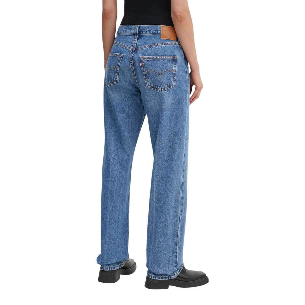 Jeans Levi's donna blu modello A1959-0106. Pantaloni in denim di cotone blu lavaggio classico a vita alta, stile mom jeans e regular fit comodo, con tasche posteriori decorate dalle iconiche cuciture arcuate a contrasto e salpa con logo sul retro