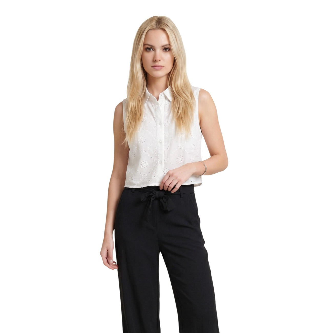 Camicia Only Onlalithea; bianca . 100% Cotone traforato. Senza maniche, taglio corto, ricamo floreale, chiusura con bottoni. Stile romantico e fresco, collezione SS26.
