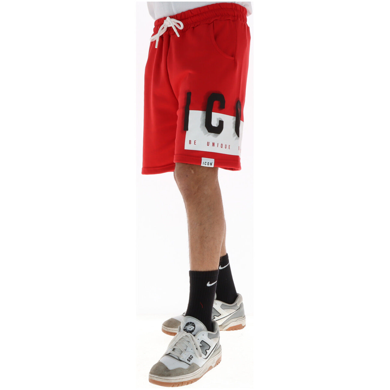 Bermuda ICON IUT0280; 87% cotone, 13% poliestere. Colore rosso, maxi logo bianco, chiusura a lacci. Shorts sportivi premium Made in IT, traspiranti e iconici.