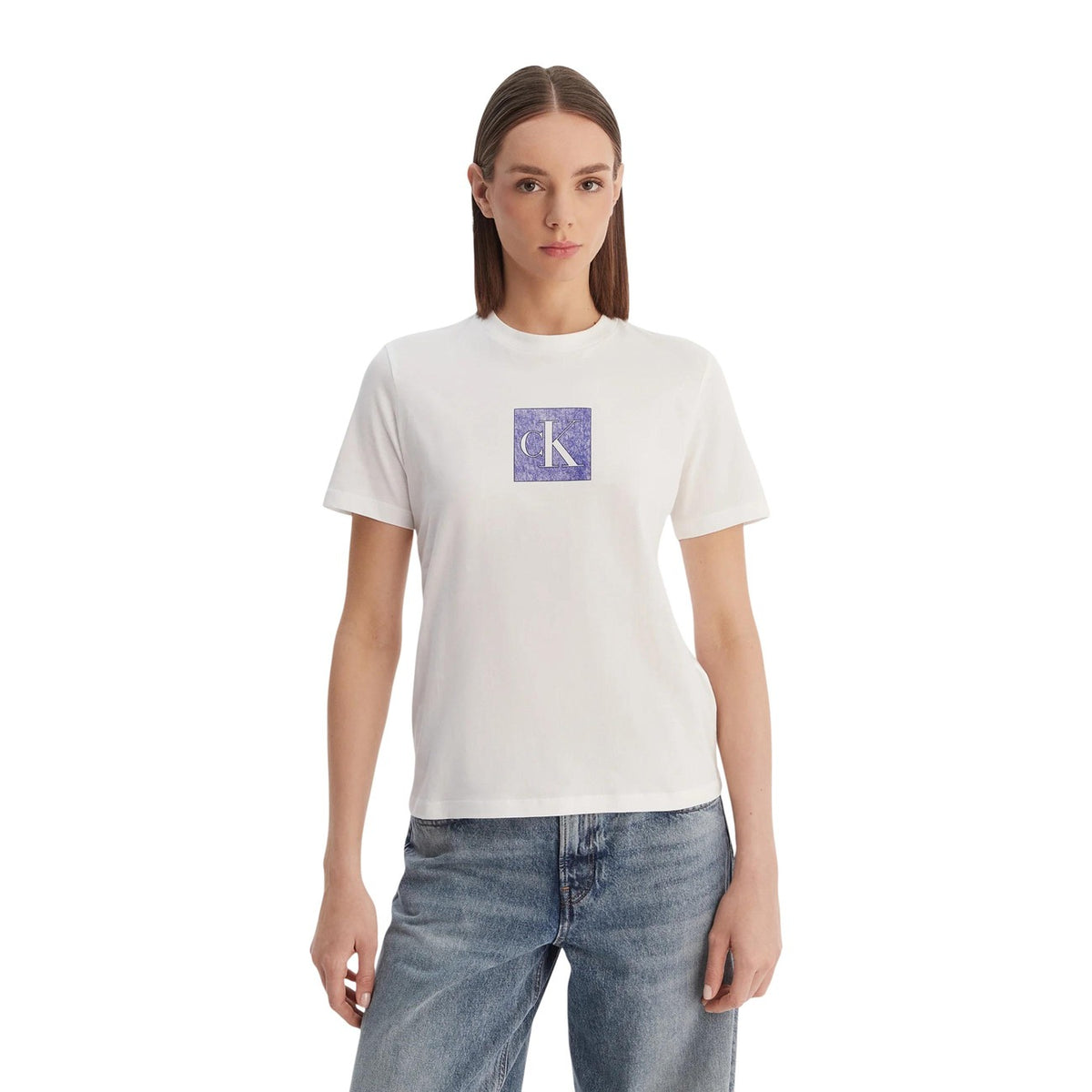 T-shirt Calvin Klein Jeans Donna Bianca; 100% Cotone. Logo CK frontale, maniche corte, vestibilità regular. Capo versatile per tutte le stagioni, stile casual-chic traspirante. Vista frontale