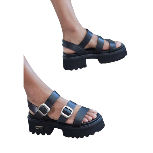 Cult Cher 4536; Sandalo Platform Nero. 100% Pelle, tacco 5 cm. Doppia fibbia in metallo, suola sagomata antiscivolo, interno in pelle traspirante. Indossate