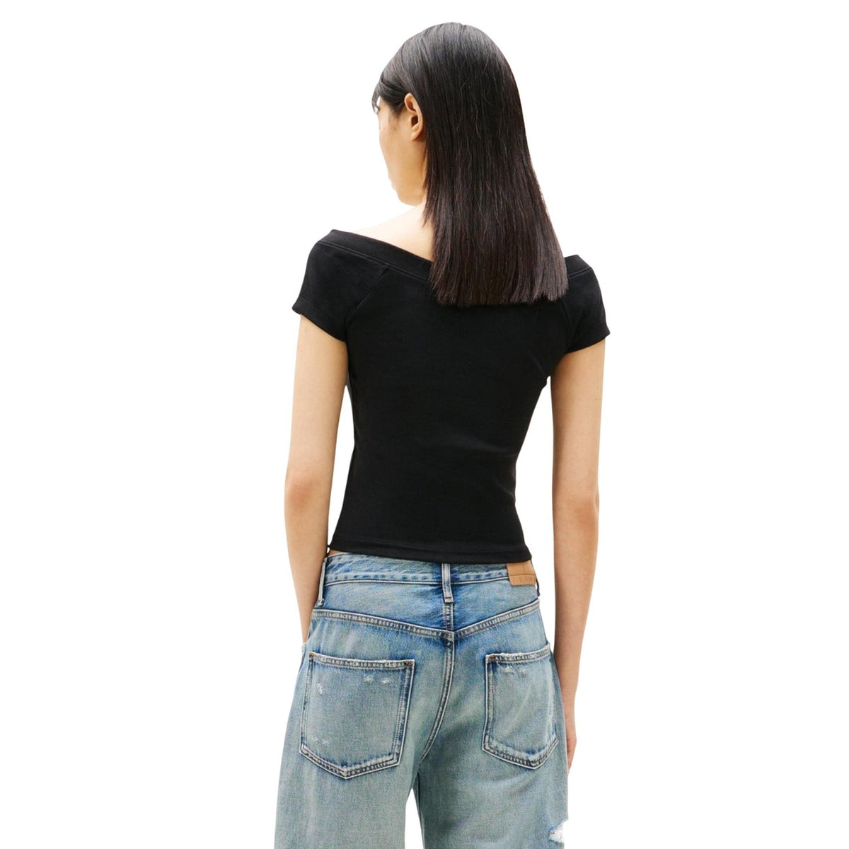 T-shirt Slim Fit scolllata a V; taglio corto, morbida al tatto, logo ricamato. Colore tinta unita Colore nero. Vista posteriore
