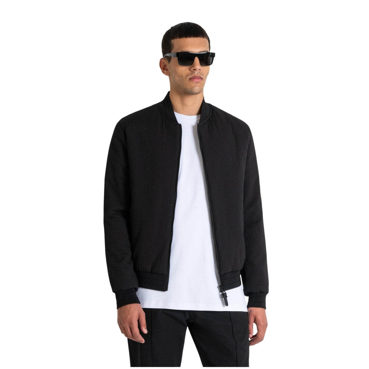 Antony Morato Giacca BOMBER REGULAR FIT IN TESSUTO TECNICO NERO CON IMBOTTITURA Uomo. Indossato da modello figura mezzo busto con cerniera aperta