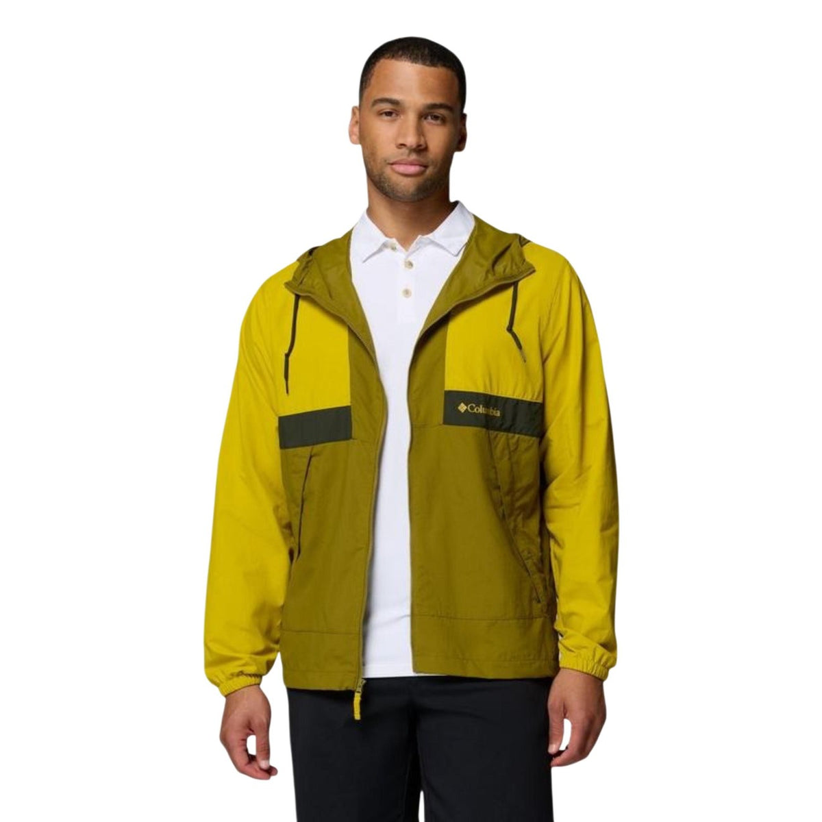 Giacca a vento Columbia Spire Valley™ idrorepellente; cappuccio con coulisse, finitura Omni-Shield™ resistente alle macchie e tasche di sicurezza con zip, stile outdoor funzionale. Vista frontale aperta