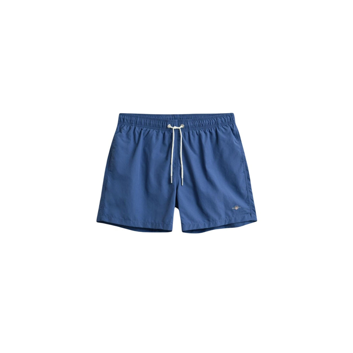 Boxer mare GANT; 100% poliammide riciclata, coulisse in vita, tasche funzionali, fodera in mesh. Stile elegante e sostenibile. Colore blu. Vista frontale Stesa