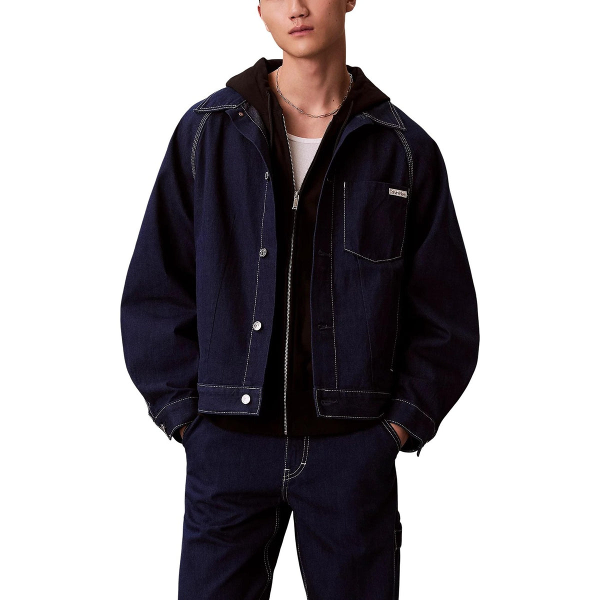 Giacca Calvin Klein Jeans uomo blu con bottoni maniche lunghe scollo tondo 85% cotone 30% poliestere - vista frontale indossata da modello figura intera