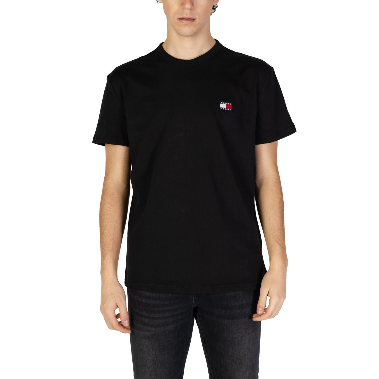 T-shirt Tommy Hilfiger Jeans Badge; 100% Cotone rigenerato. Vestibilità regular, scollo a girocollo, maniche corte. Logo badge ricamato, disponibile in vari colori. Stile casual eco-friendly. Colore nero