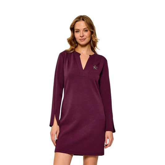 Vestito corto bordeaux Liu-Jo scollo a V TF6139 J3958. Abito corto da donna bordeaux a maniche lunghe con spacchi sui polsini, logo Liu Jo con brillantini applicato e vestibilità elasticizzata, vestito casual chic elegante.
