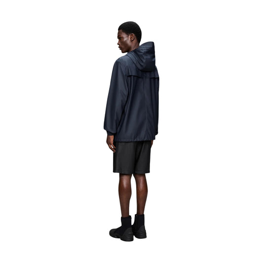 Impermeabile Rains Storm Breaker blu marina uomo W3. Capospalla antipioggia sportivo in tessuto leggero PU con cerniera zip impermeabile a 2 vie, cappuccio con coulisse, aperture di ventilazione e cuciture termosaldate, abbigliamento autunno inverno.