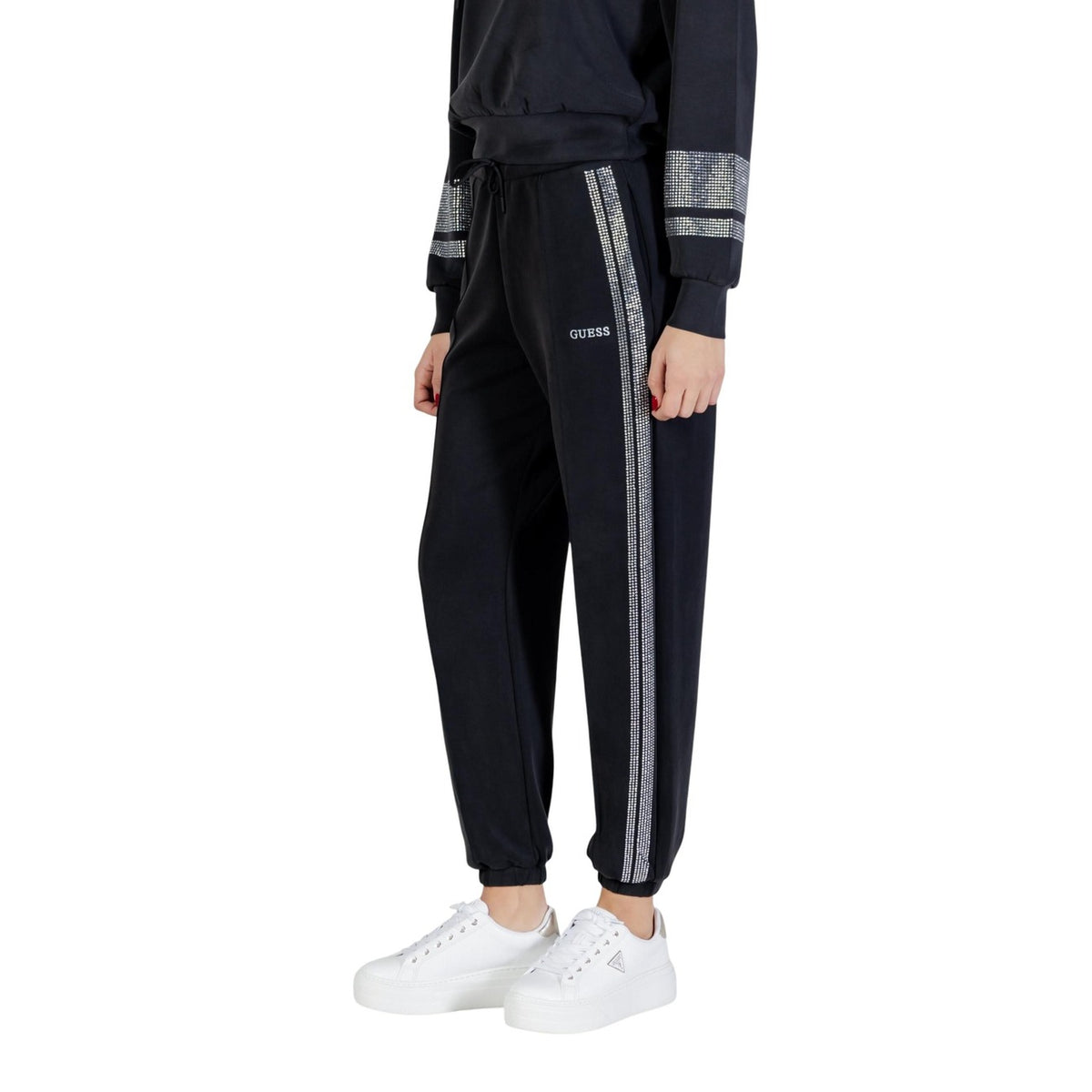 Pantaloni Guess Active donna neri sportivi con elastico in vita 47% poliestere 42% modal 11% elastan - vista frontale laterale indossata da modello figura intera