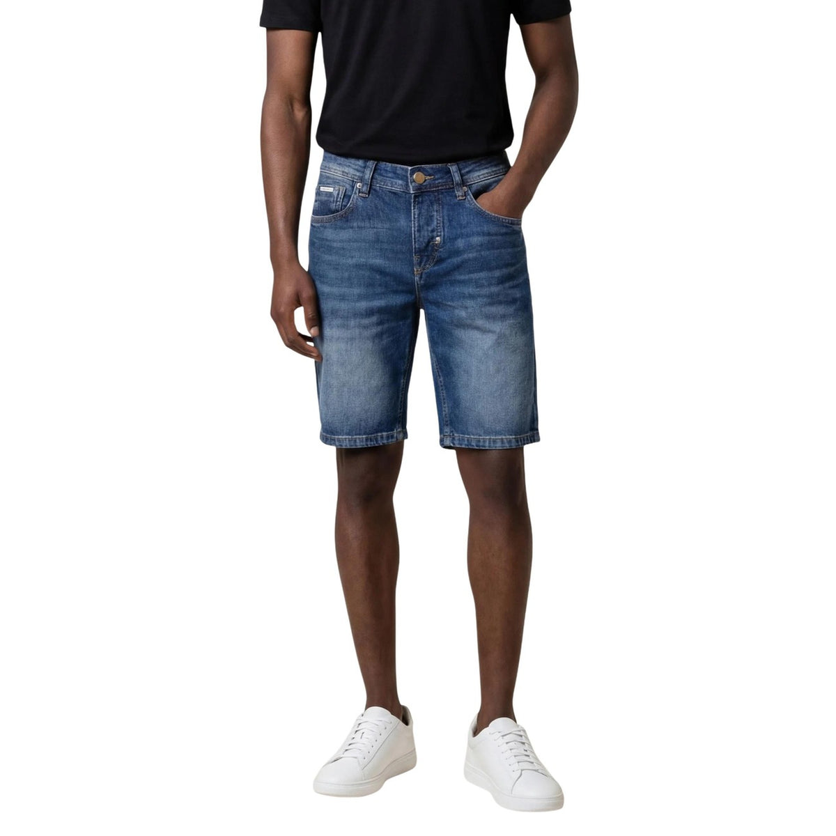 Antony Morato Denim Bermuda; 100% cotone, colore blu, chiusura con zip. Il bermuda di jeans versatile e confortevole per la stagione Primavera/Estate. Vista frontale