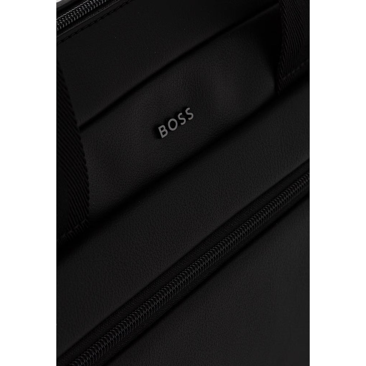 Borsa BOSS uomo nera porta PC e documenti modello Jace Doc Case 50567865. Ventiquattrore sottile per laptop in poliestere riciclato e poliuretano con tracolla e zip stile business, elegante e formale da lavoro.