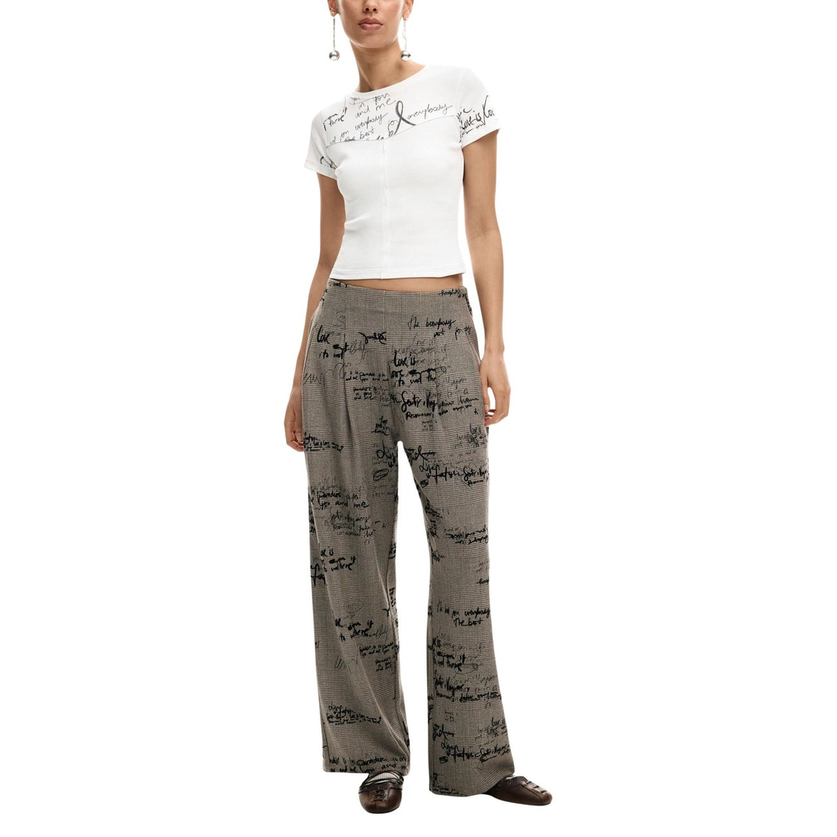 Pantaloni Desigual donna grigi con stampa cerniera tasche anteriori e posteriori 62% poliestere 34% viscosa 4% elastan - vista frontale indossata da modello figura intera