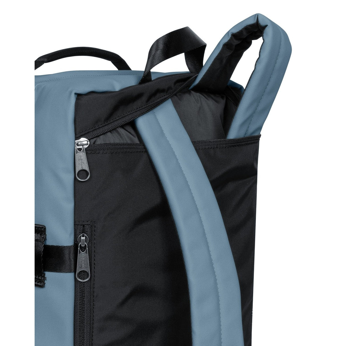 Zaino Borsone azzurro Eastpak Travelpack; 51x33x23 cm. 100% poliestere idrorepellente, doppio scomparto con zip e tasca laptop 17". Spallacci e manici a scomparsa, ideale come bagaglio a mano. Vista posteriore