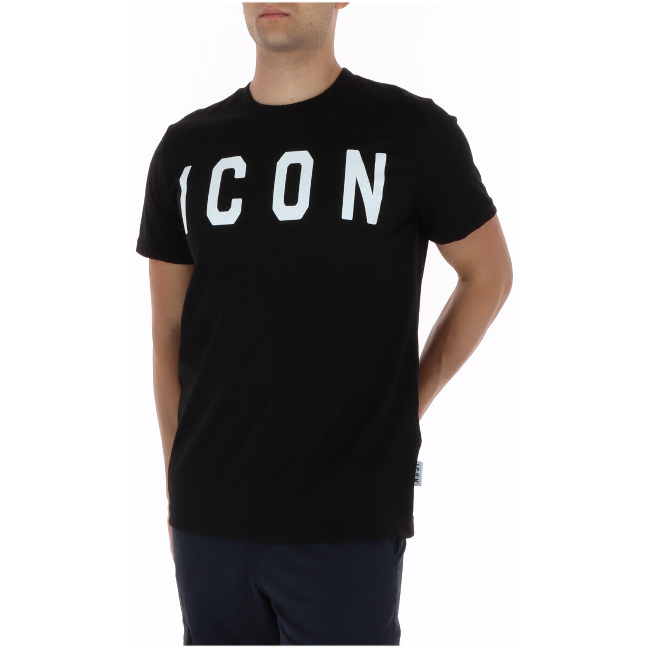 T-shirt ICON Organic Cotton; 100% cotone bio. Scollo tondo, maniche corte, fibre naturali. Maglia uomo ecologica, ultra-morbida e resistente. Colore nero con scritta bianco. Vista frontale laterale