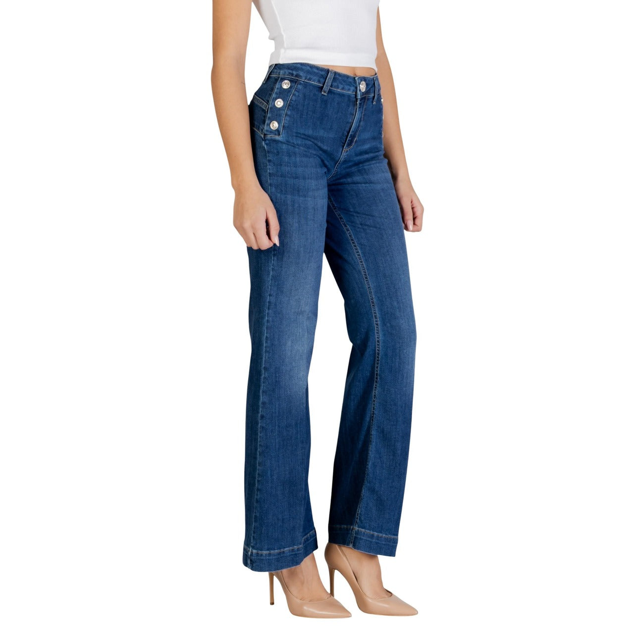 Liu-Jo Jeans Flare Button H.W.; denim a zampa con effetto push-up, vita alta e chiusura laterale distintiva. Mix di cotone ed elastam per un comfort stretch sofisticato. Vista frontale laterale