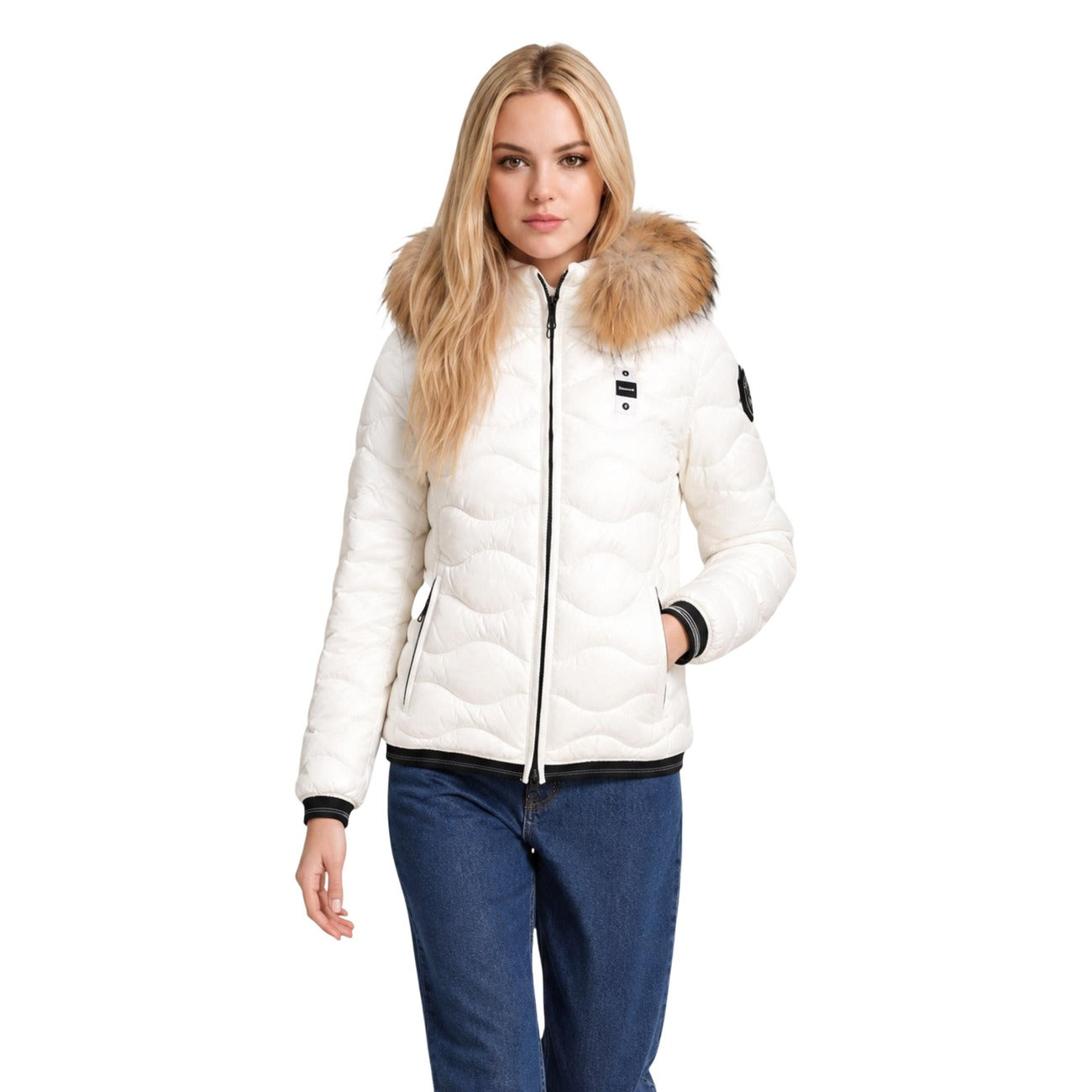 Piumino donna Blauer bianco ecopelliccia Aldie 26WBLDC03034. Giubbotto corto da donna nero slim fit trapuntato a onde con cappuccio in pelliccia sintetica, zip doppio cursore e logo Blauer sulla manica, giacca invernale calda casual chic.