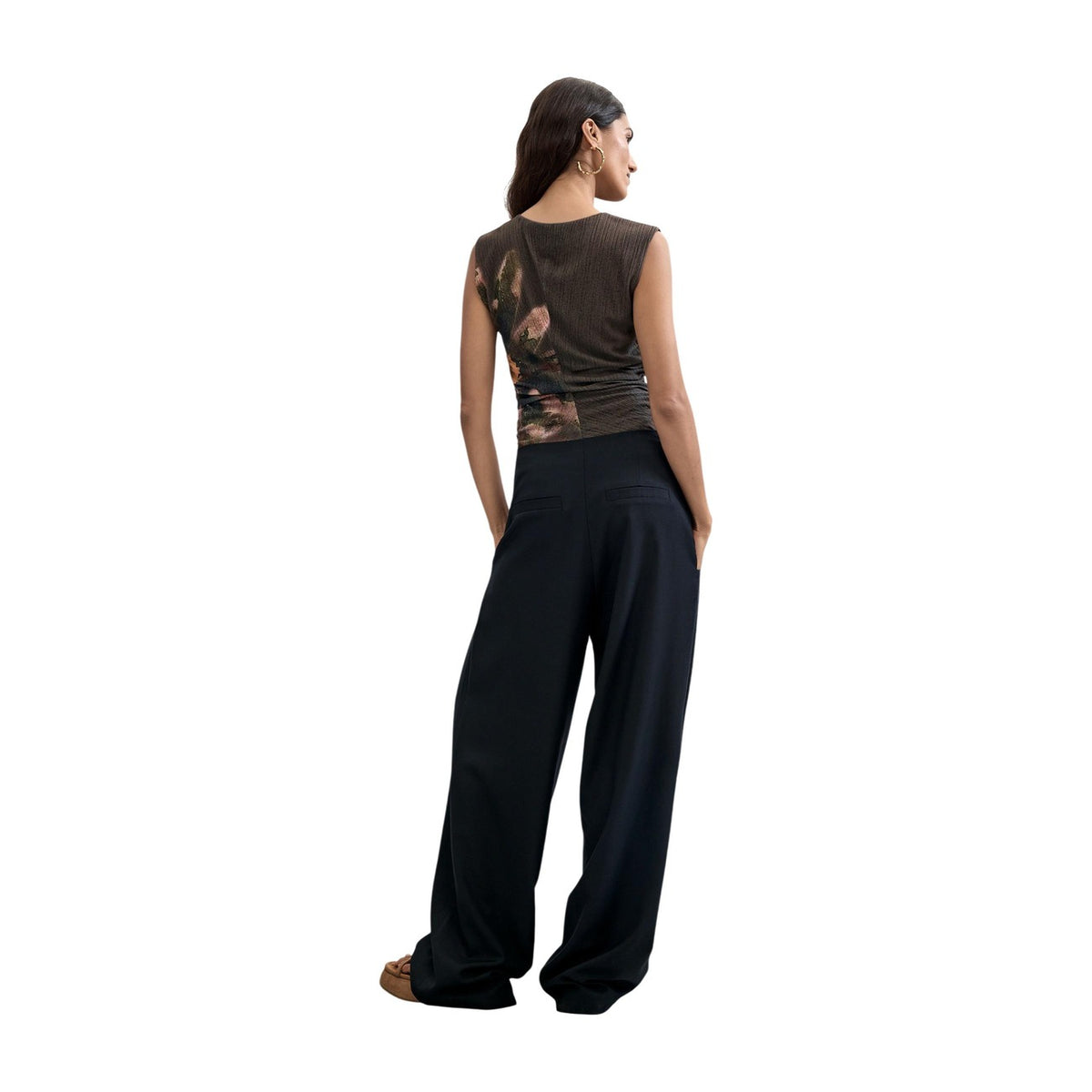 Pantaloni Desigual donna blu navy modello PANT_LUCIA. Pantalone lungo ed elegante a gamba larga in tessuto misto con lana e poliestere riciclato, caratterizzato da pinces sul davanti, tasche e stile casual-chic classico.