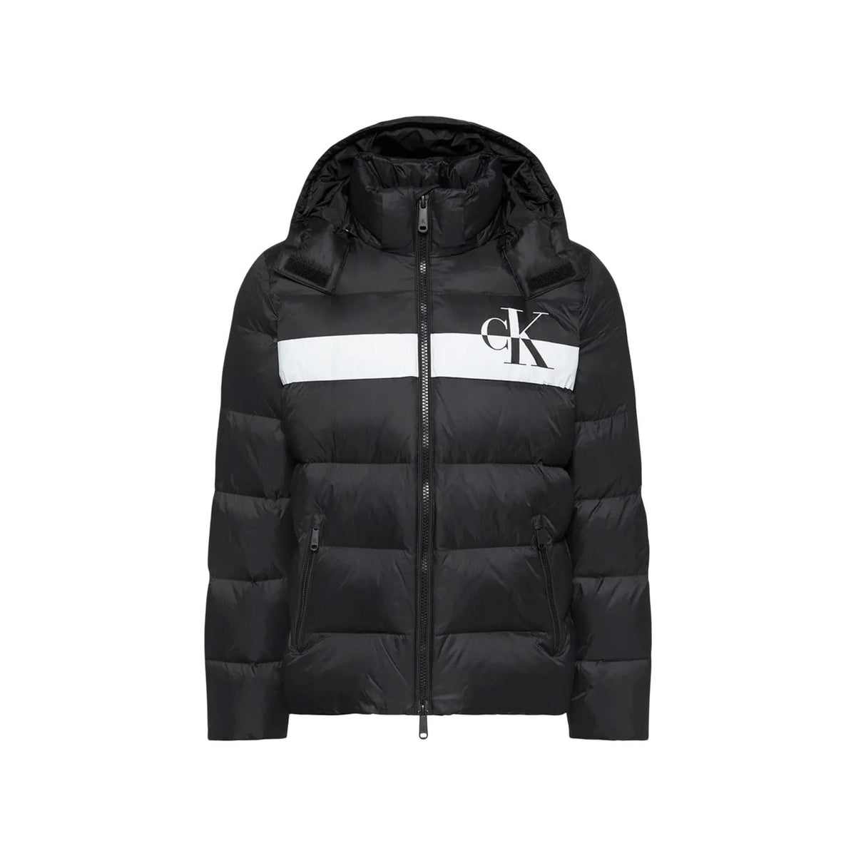 Piumino Calvin Klein uomo nero LV04RH502G. Giaccone invernale pesante bicolore style colour block in poliestere riciclato con cappuccio, logo CK, tasche laterali con cerniera e vestibilità regolare normal fit.