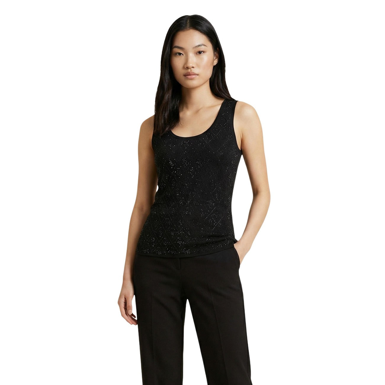 canotta nera da donna Guess SL 4G ALLOVER TANK TOP. Realizzata con una composizione di 95% cotone e 5% elastam/lycra. motivo 4G all-over Vista frontale