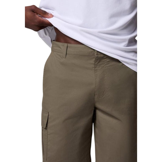 Pantaloncini verdi cargo uomo in cotone stretch; vestibilità flessibile, numerose tasche funzionali e stile urban outdoor, perfetti per un uso quotidiano dinamico. Vista frontale dettaglio