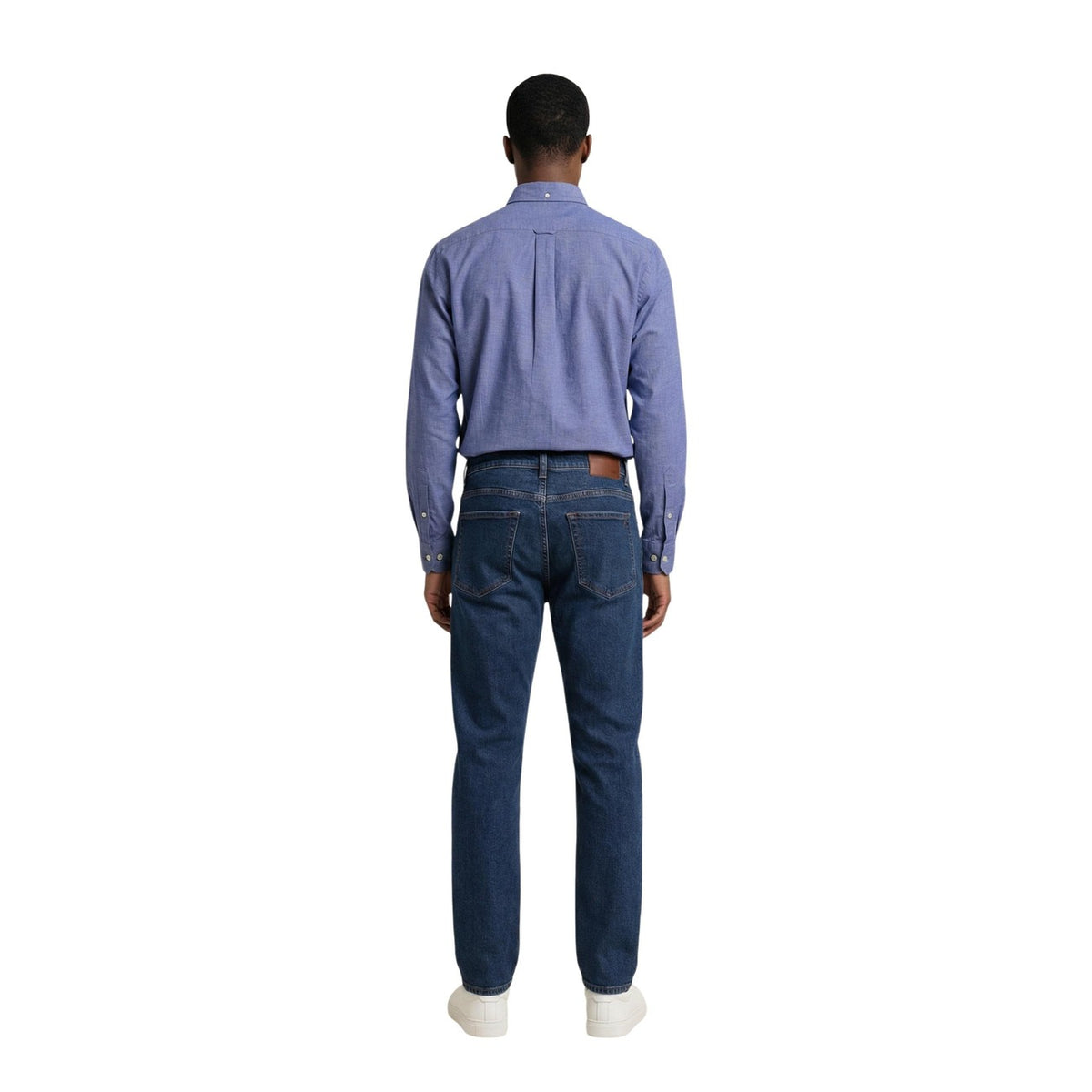 Camicia GANT Regular Classic Poplin; 100% cotone, collo button-down, taschino frontale. Logo ricamato, vestibilità regular, tessuto fresco e resistente. Stile classico contemporaneo. Colore azzurro. Vista posteriore