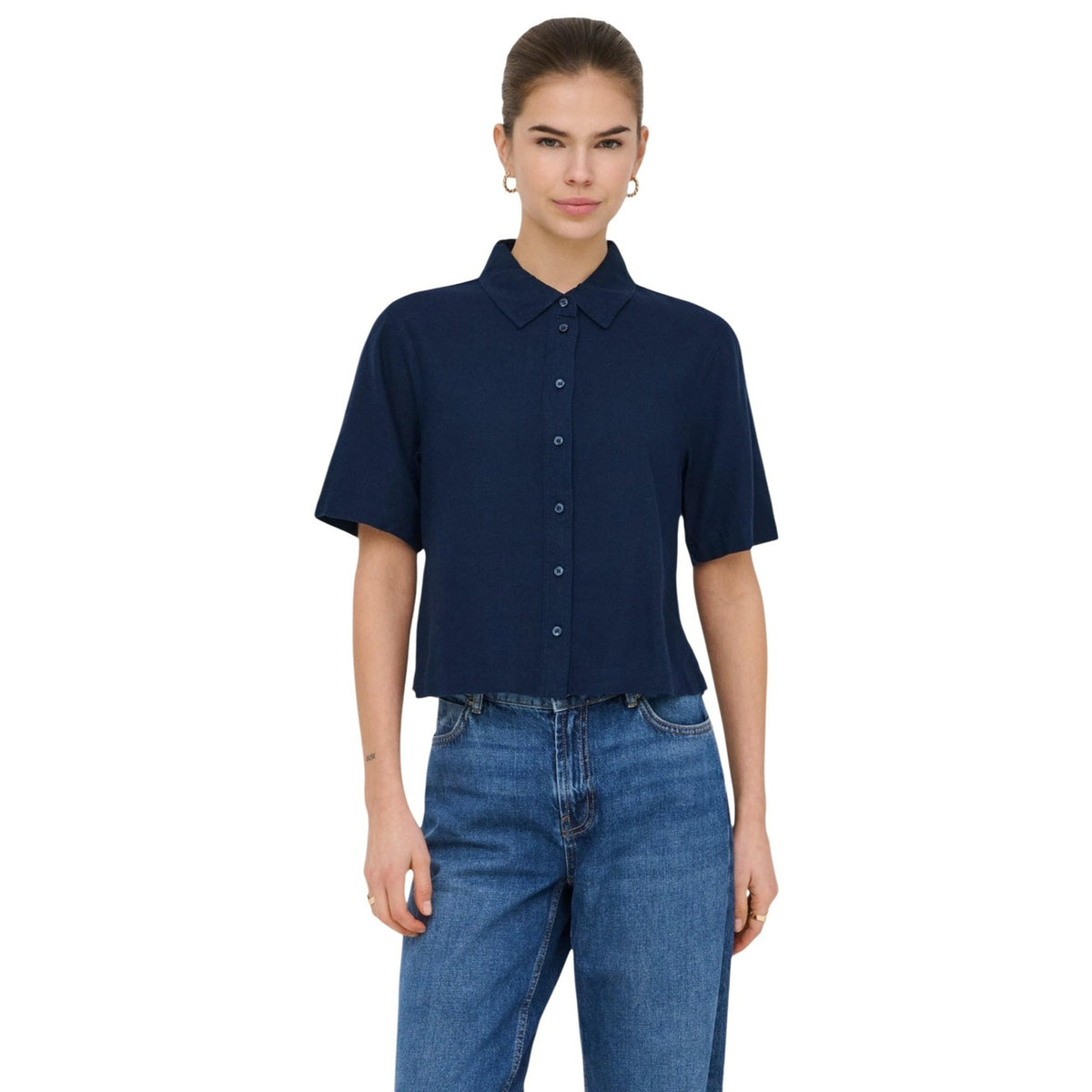 Only ONLGOA camicia; misto lino/viscosa, maniche corte, colletto italiano. La camicia monocromo fresca e versatile per l'estate. Colore blu. Vista frontale