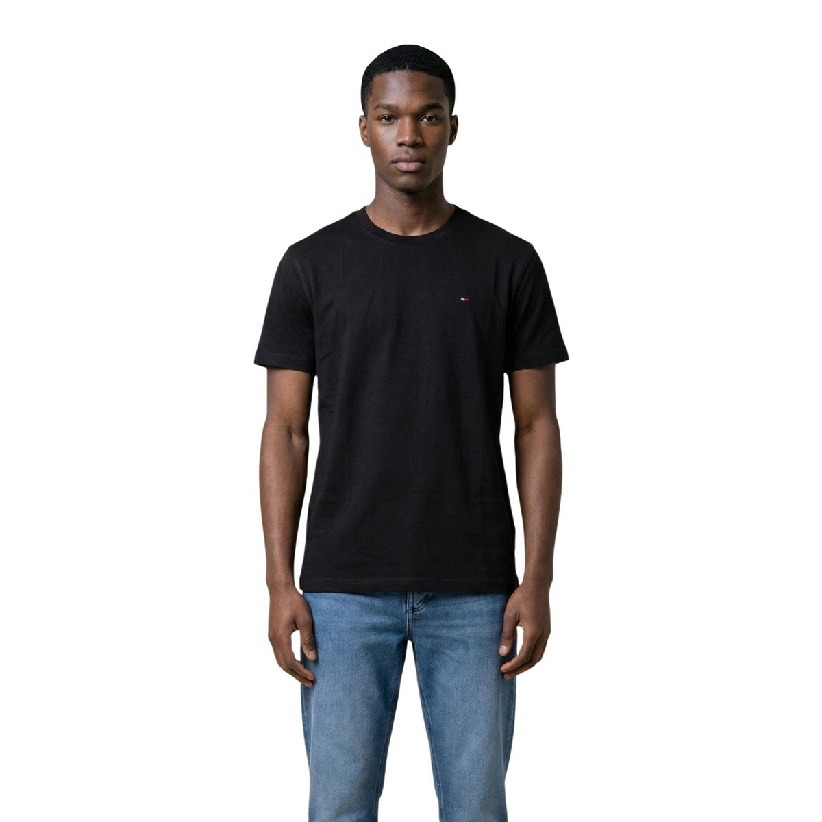 Tommy hilfiger jeans t-shirt nera manica corta Realizzata in 100% cotone rigenerato. Piccolo logo Tommy Hilfiger ricamato sul petto. Vista frontale