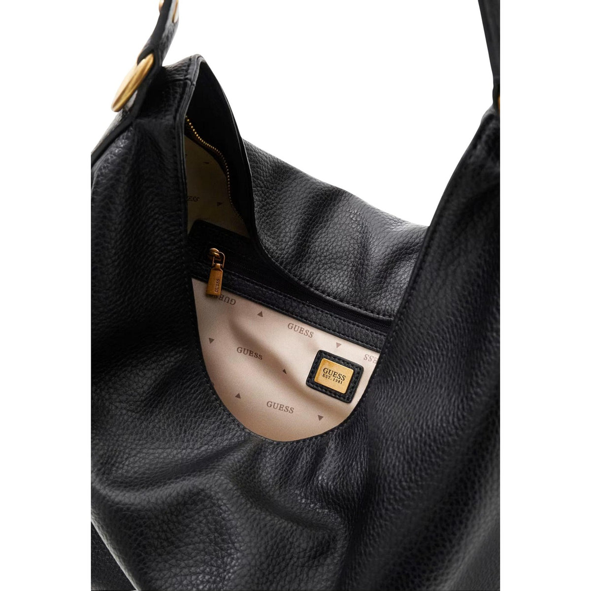 Borsa Shopping Nera Donna Guess Camden Decor Vintage; Similpelle nera con chiusura a zip, tasche interne e minuteria in bronzo antico. Doppi manici e logo metallico frontale, stile elegante autunno-inverno.