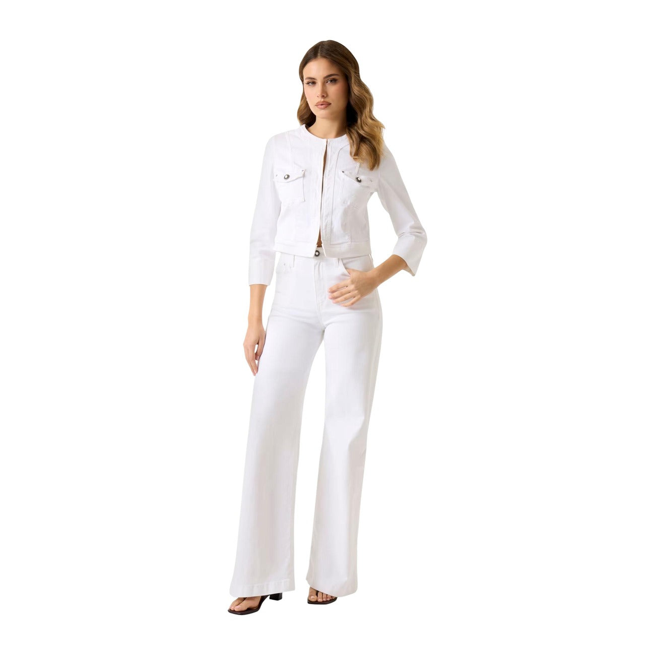 Giubbotto Crop Guess Rosalia; Bianco. 98% Cotone, 2% Elastam. Maniche 3/4, tasche con bottoni logati, chiusura zip. Elegante, leggero e versatile per la primavera 2026. Figura intera frontale