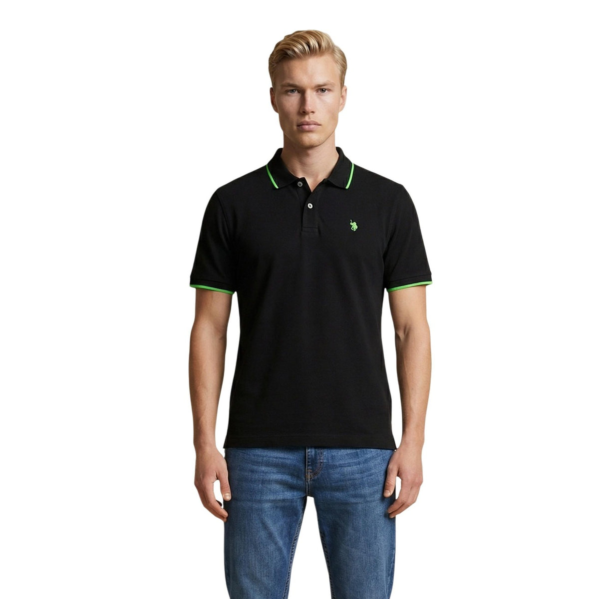 Polo U.S. Polo Assn. US43; 100% cotone piquet, maniche corte. Righe a contrasto su colletto e maniche, logo ricamato, chiusura 2 bottoni. Traspirante, resistente e versatile. Colore nero vista frontale