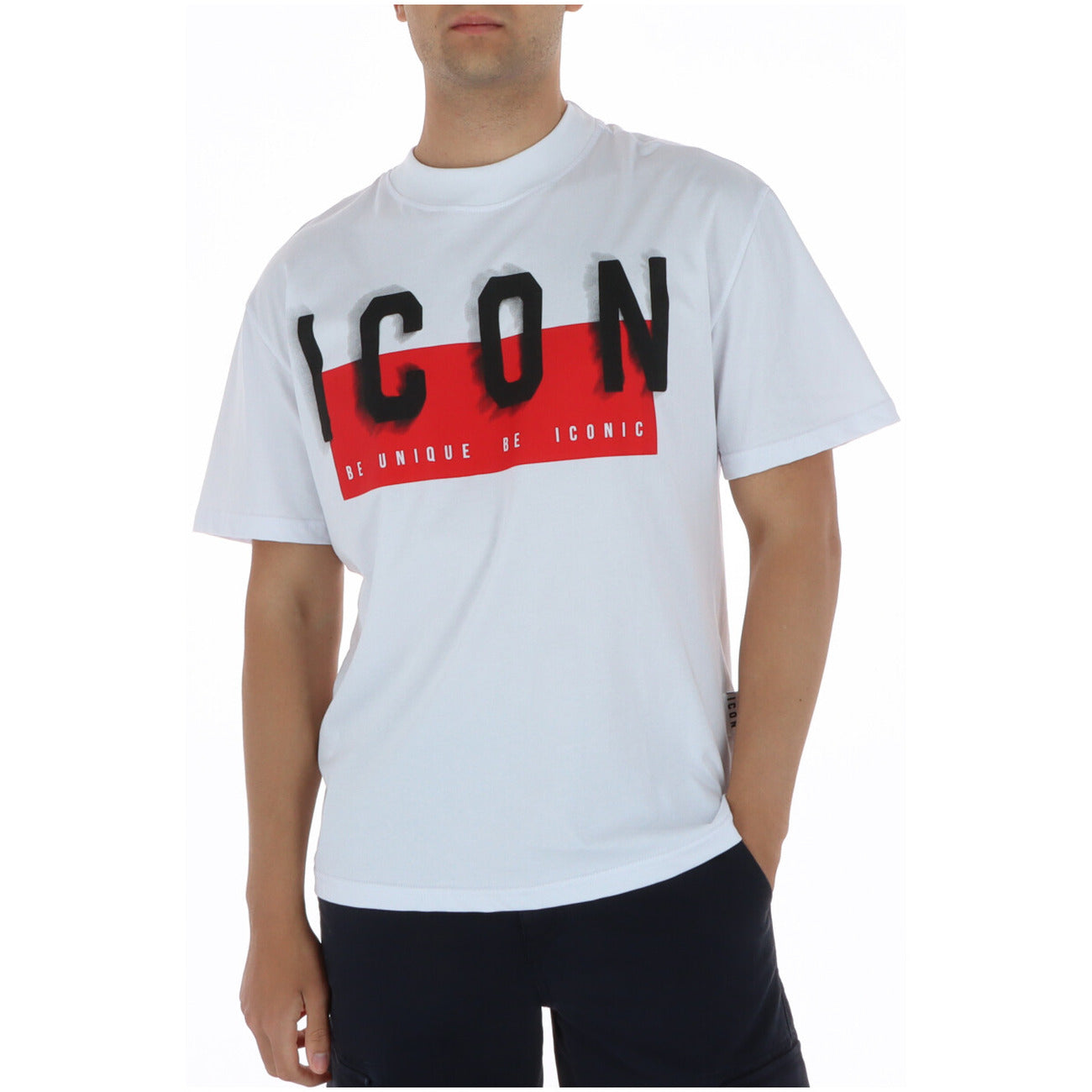T-shirt ICON IUT041; 100% cotone Made in IT. Maxi logo frontale, colore bianco, scollo tondo. Maglia estiva maschile premium, fresca e iconica.