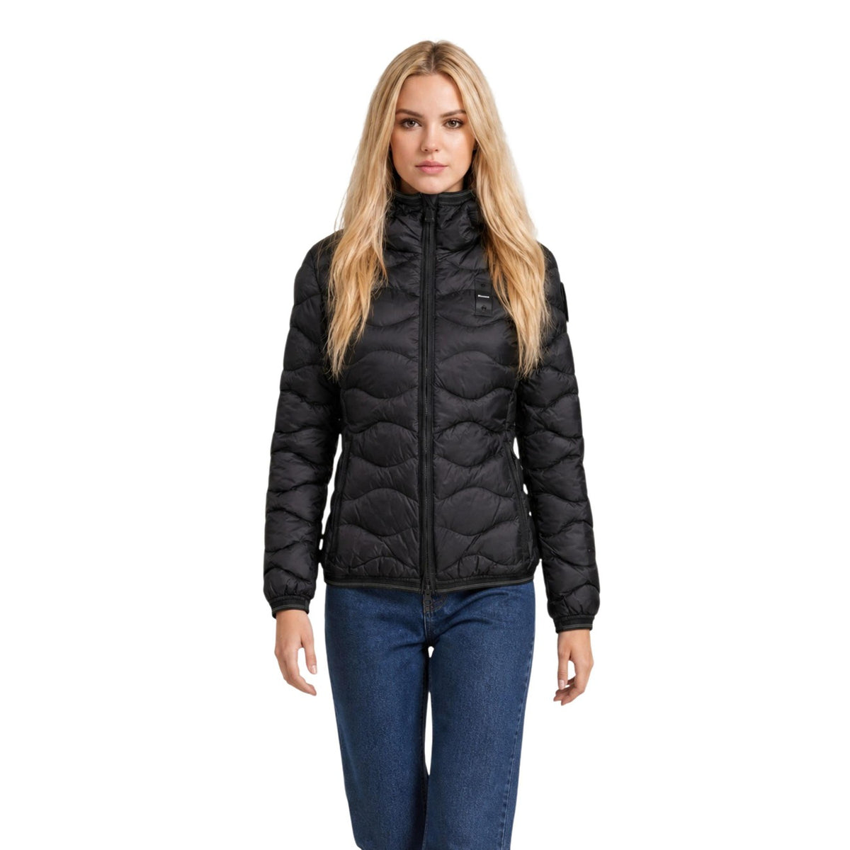 Piumino donna Blauer nero Camelia 26WBLDC03033. Giubbotto corto da donna bianco trapuntato a onde con profili neri a contrasto, cappuccio fisso, chiusura zip e logo Blauer su petto e manica, giacca invernale casual e urbana.
