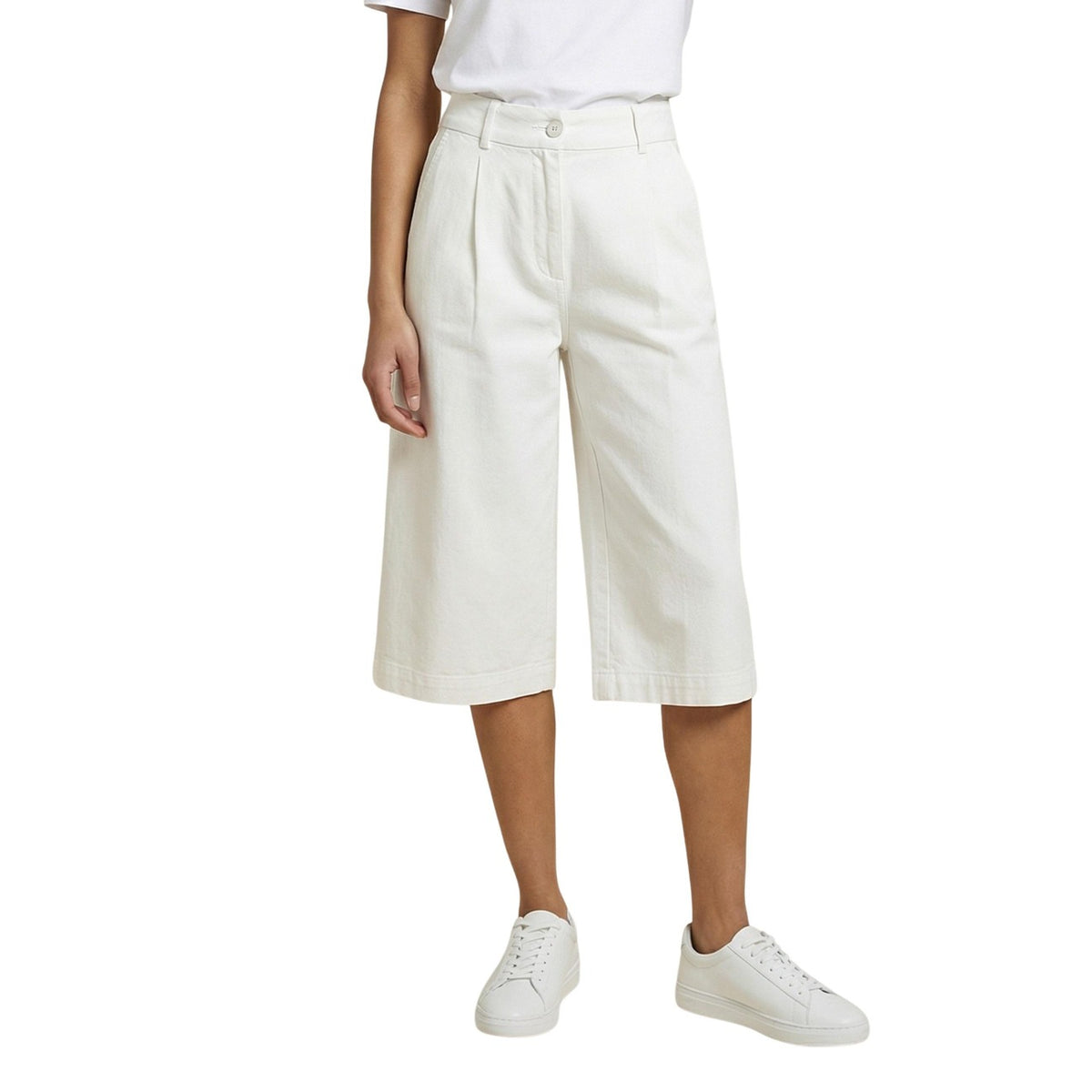 Bermuda Loose Fit; lunghezza ginocchio, passanti, chiusura a bottoni, tessuto intrecciato. La scelta versatile per uno stile senza tempo. Colore bianco. Vista frontale