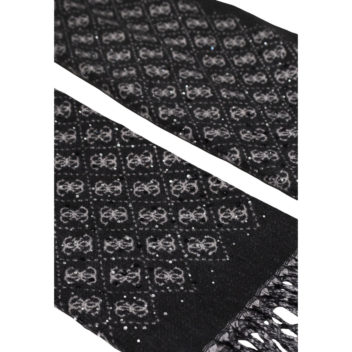 Sciarpa Guess Jewels donna AW5658 POL03. Sciarpa invernale ed elegante con logo jacquard e applicazione di strass brillanti, rifinita con morbide frange, accessorio da donna per autunno inverno.