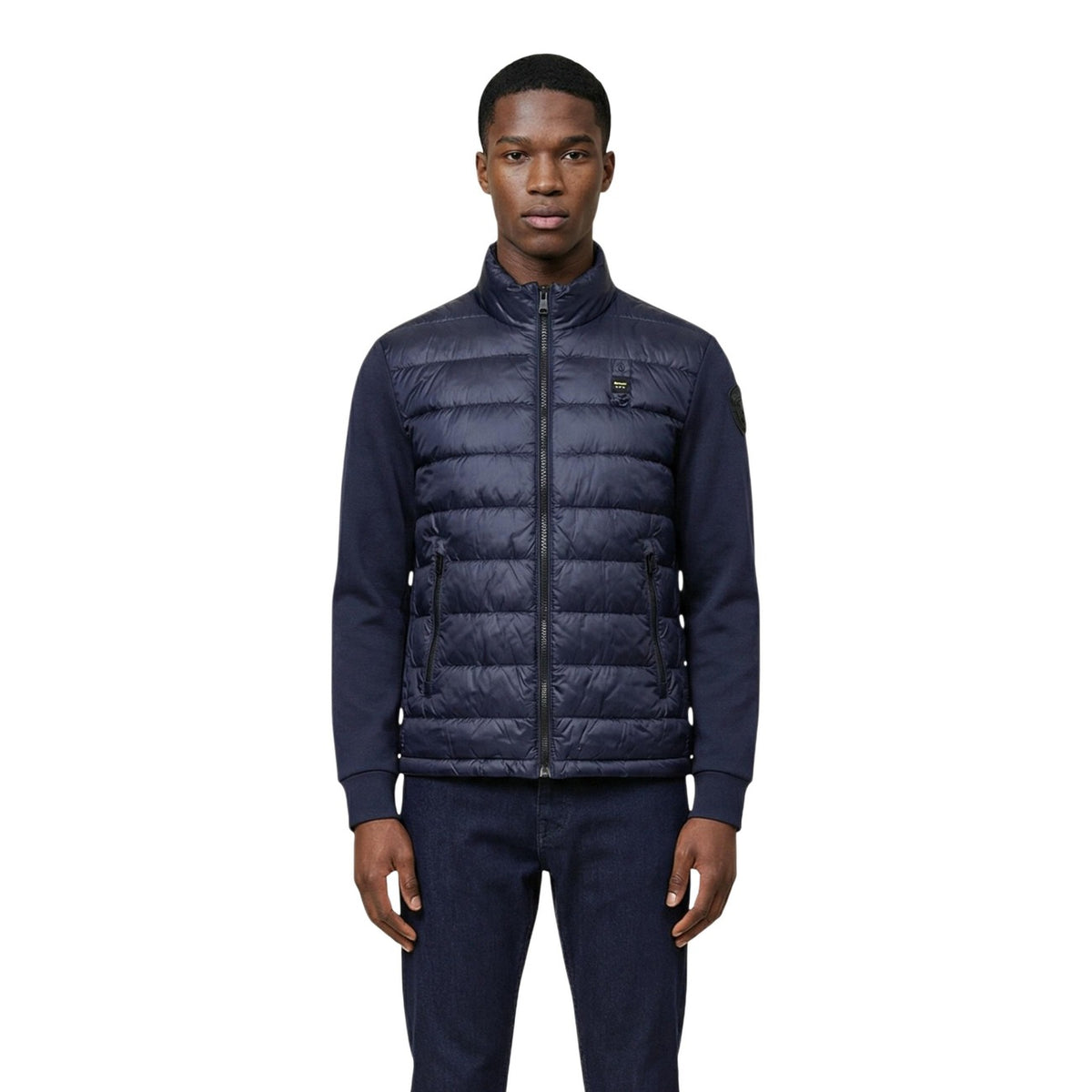 Giubbotto piumino blu navy da uomo Blauer HEBRON. Realizzato con una composizione di 75% poliammide, 23% poliestere e 2% elastam/lycra. trapuntatura orizzontale sul davanti e sulle maniche, una chiusura frontale full zip e due pratiche tasche laterali con zip. Vista frontale